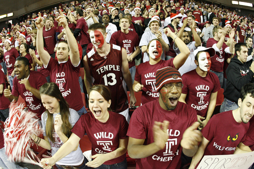 Students cheer on the Owls