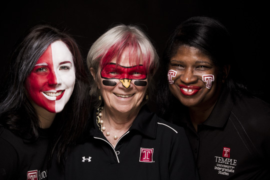 Women with Temple facepaint at homecoming